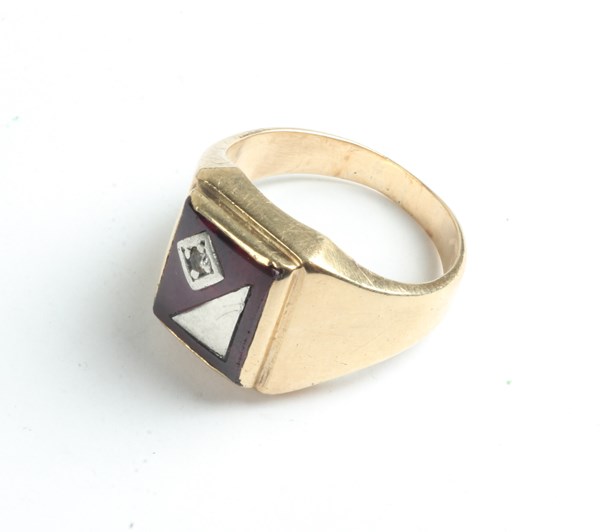 Lot 1010 - GOLD RING