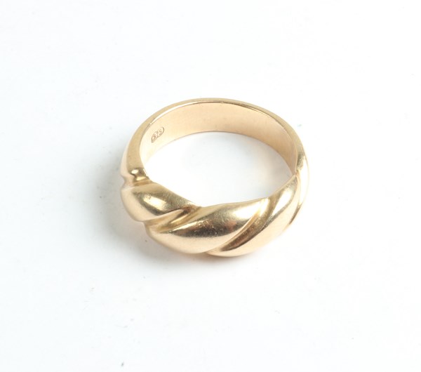 Lot 1013 - GOLD RING