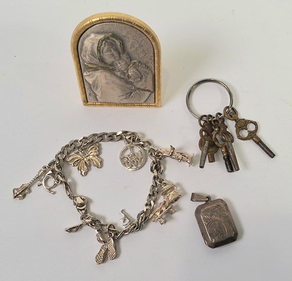 Lot 1032 - SILVER ITEMS
