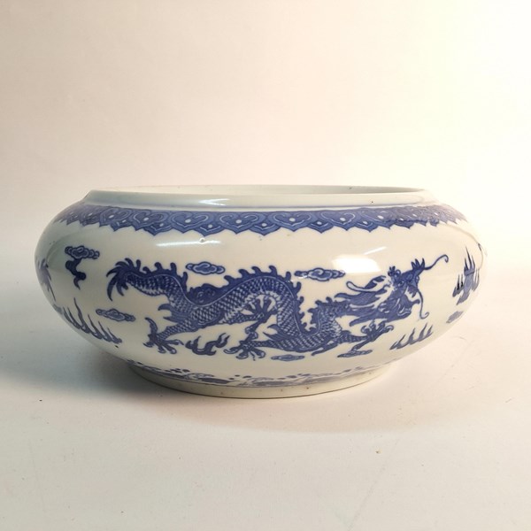 Lot 1206 - BLUE & WHITE DRAGON DECORATED BOWL