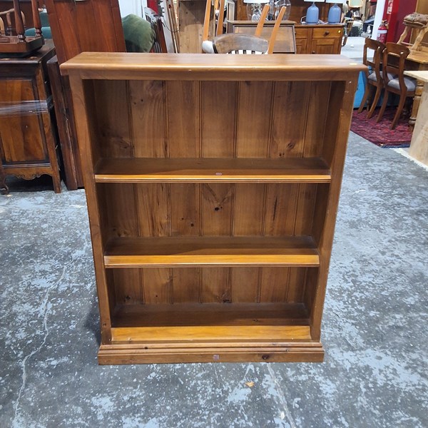 Lot 140 - BOOKSHELF