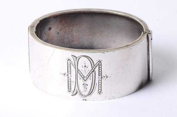 Lot 1062 - SILVER BANGLE