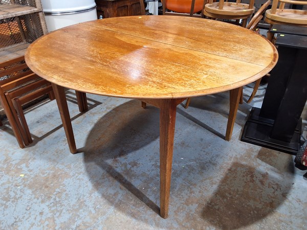 Lot 376 - DINING TABLE