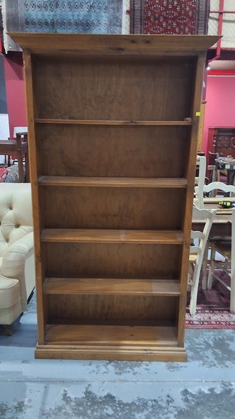 Lot 116 - BOOKSHELF