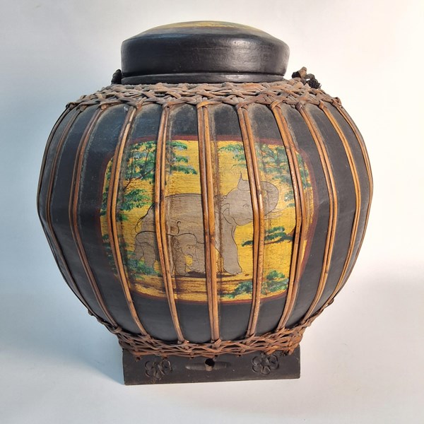 Lot 1155 - LIDDED VESSEL