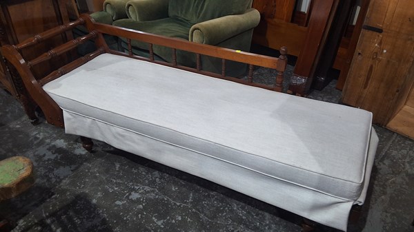 Lot 230 - CHAISE LONGUE
