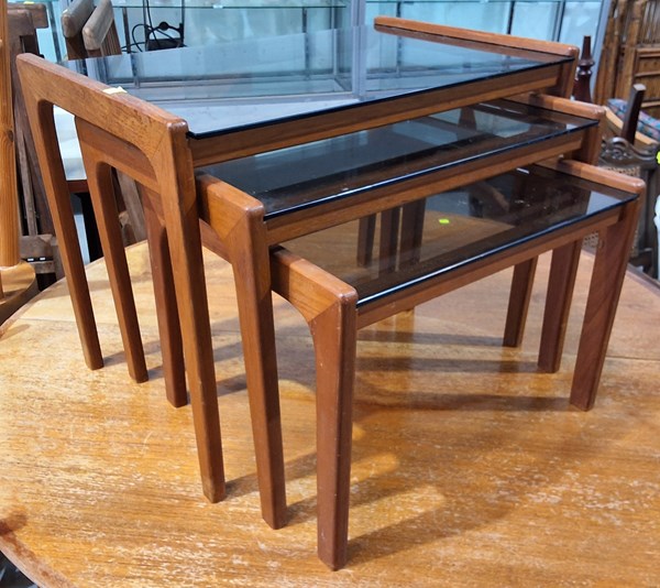 Lot 377 - NESTING TABLES