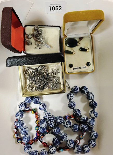 Lot 1052 - JEWELLERY