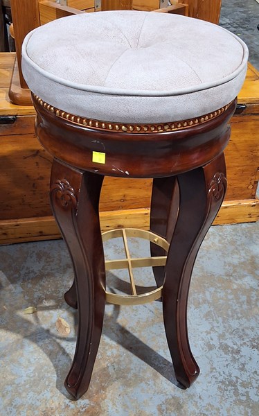 Lot 470 - BAR STOOL