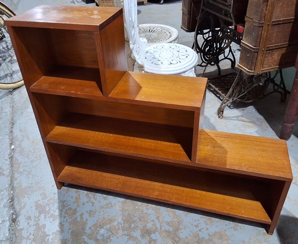 Lot 12 - MID-CENTURY BOOKSHELF
