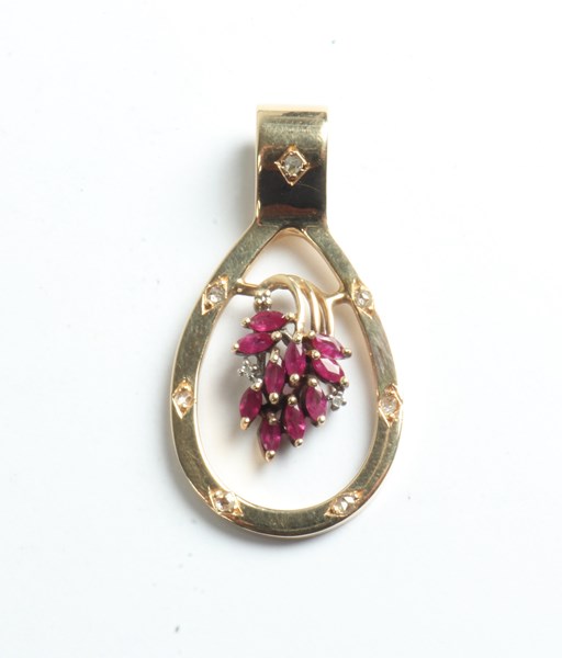 Lot 1024 - GOLD PENDANT