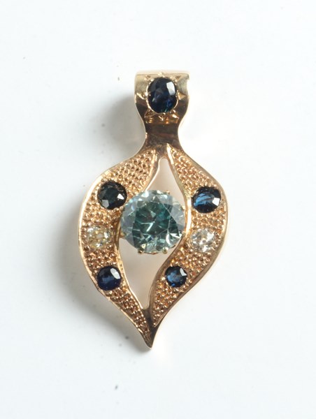 Lot 1020 - GOLD PENDANT