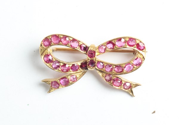 Lot 1007 - GOLD BROOCH