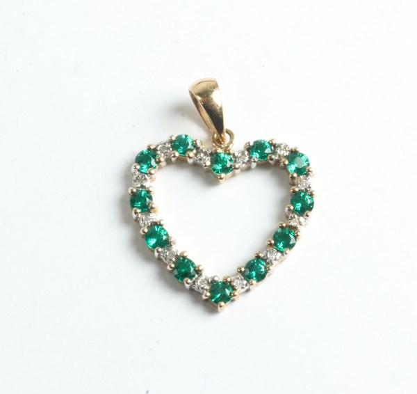 Lot 1003 - GOLD PENDANT