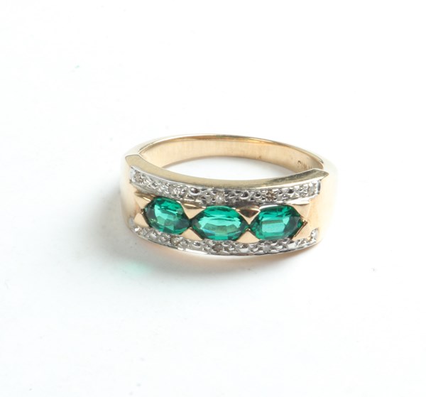 Lot 1002 - GOLD RING