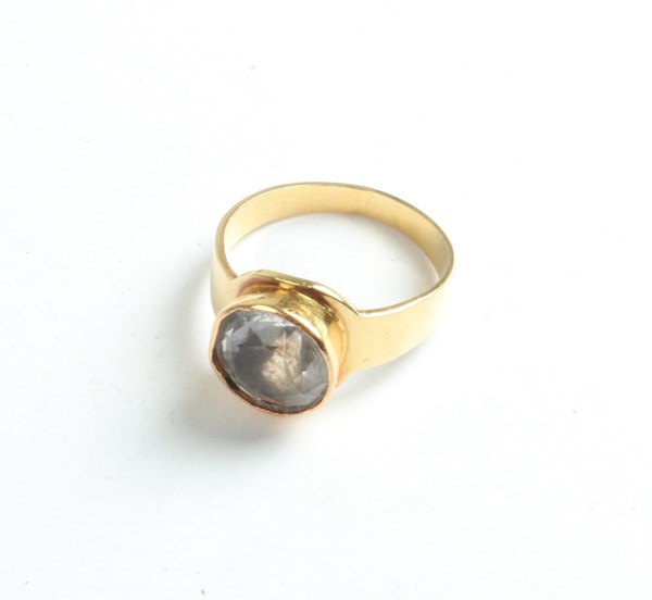 Lot 1026 - GOLD RING