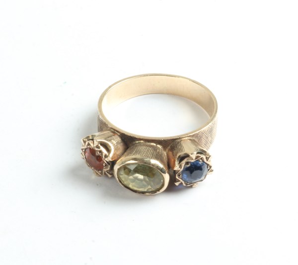 Lot 1022 - GOLD RING