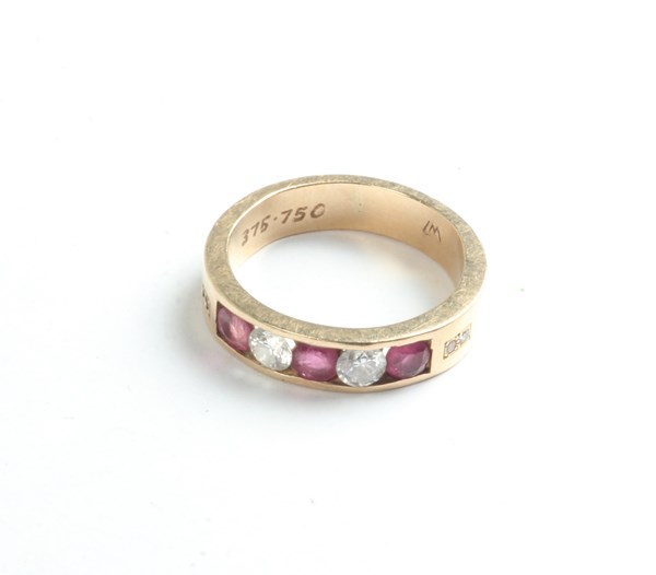 Lot 1025 - RUBY & DIAMOND RING