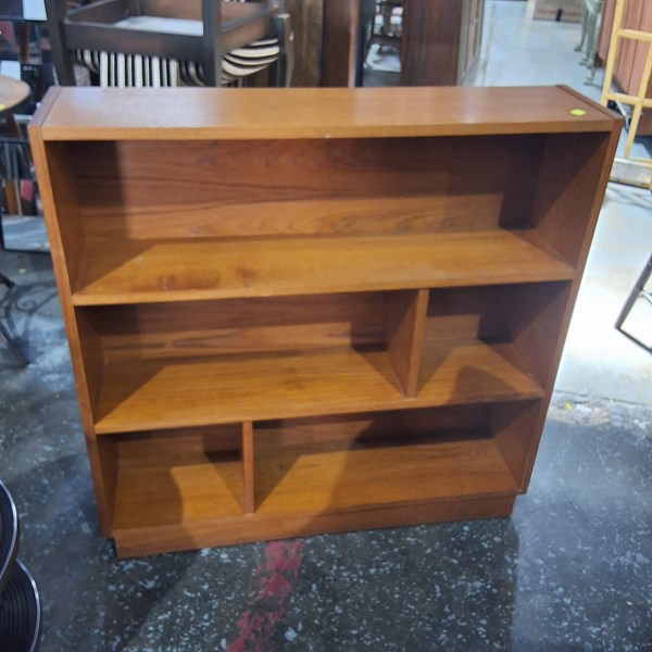 Lot 77 - BOOKSHELF
