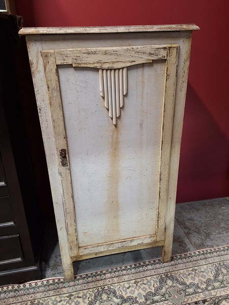 Lot 283 - CUPBOARD