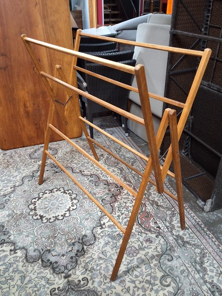 Lot 401 - CLOTHES AIRER
