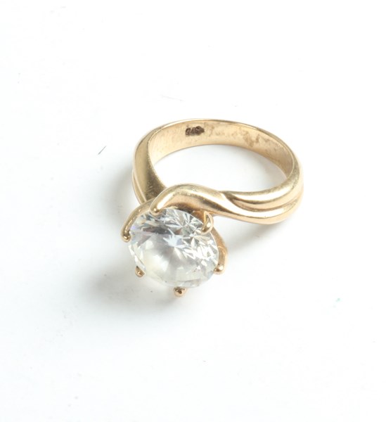 Lot 1012 - GOLD RING