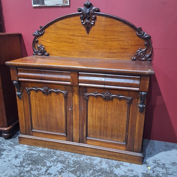 Lot 33 - CHIFFONIER