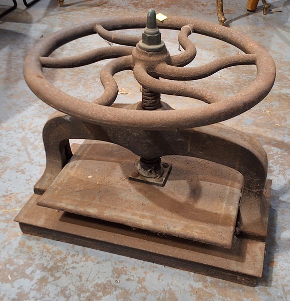 Lot 44 - BOOK PRESS
