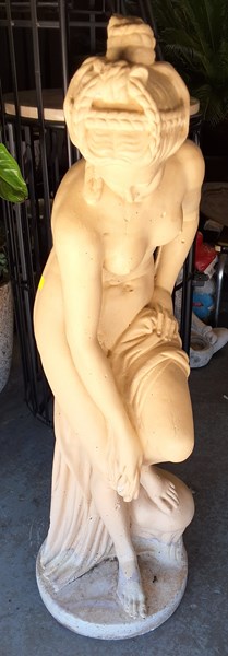 Lot 513 - GARDEN STATUE