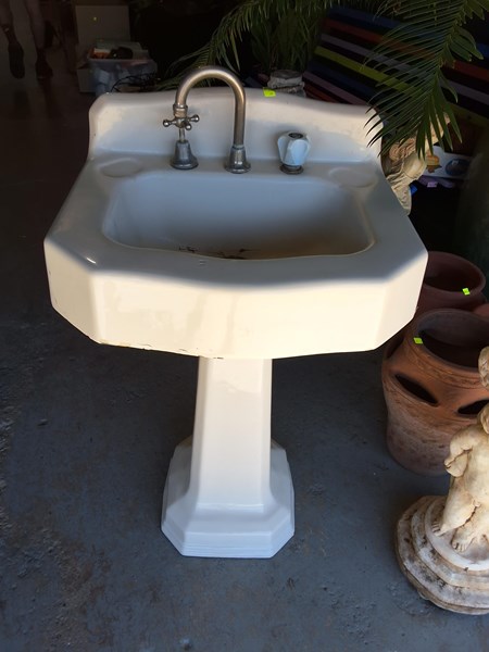 Lot 292 - VINTAGE SINK