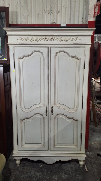 Lot 219 - LINEN CUPBOARD
