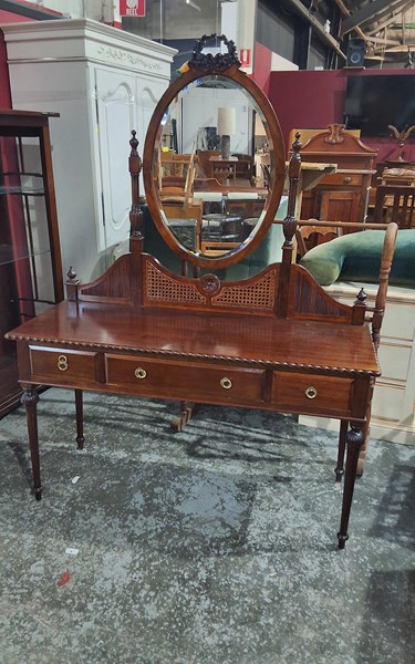 Lot 266 - DRESSING TABLE