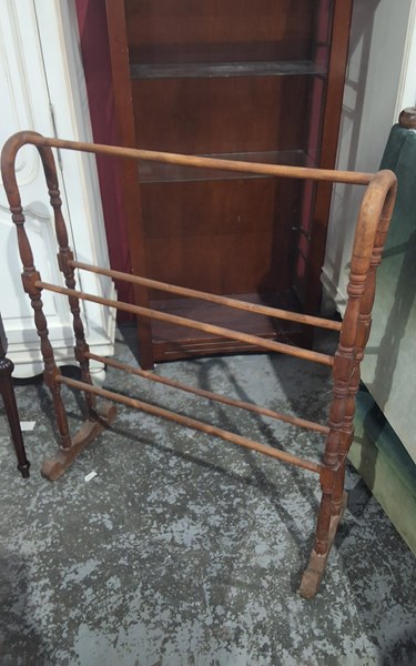 Lot 242 - TOWEL RAIL