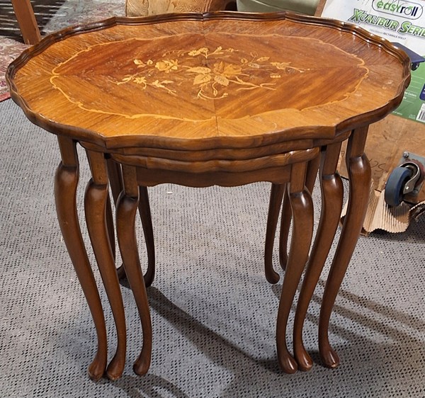 Lot 384 - NESTING TABLES