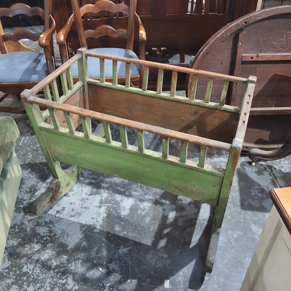 Lot 229 - DOLLS CRADLE