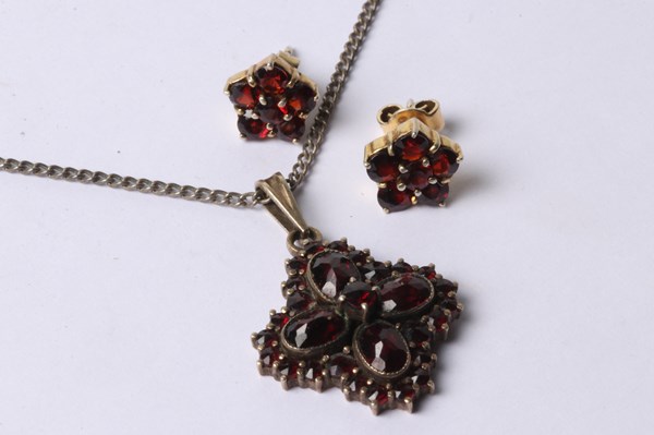 Lot 1032 - GARNET PENDANT & EARRINGS