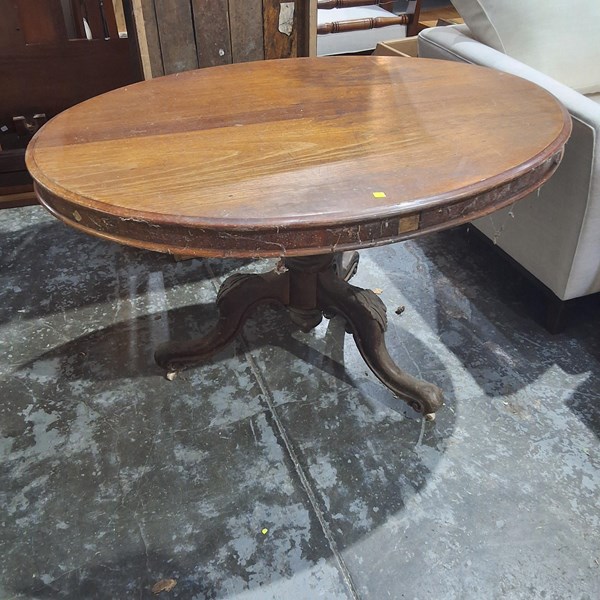 Lot 381 - SALON TABLE