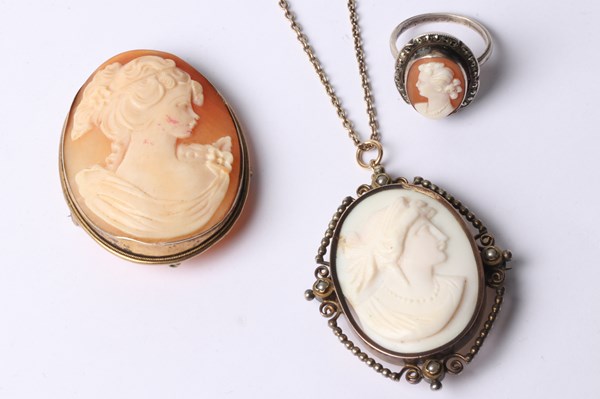 Lot 1029 - CAMEO RING & BROOCHES