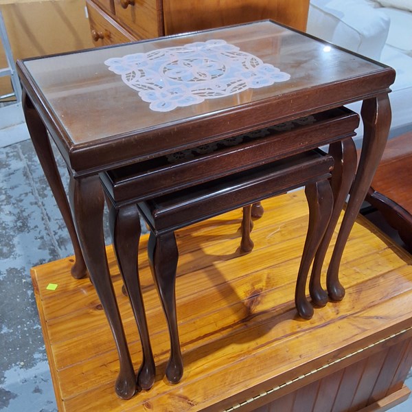Lot 167 - NESTING TABLES