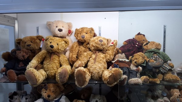 Lot 1402 - TEDDY BEARS