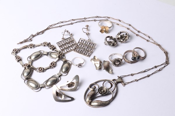 Lot 1051 - JEWELLERY