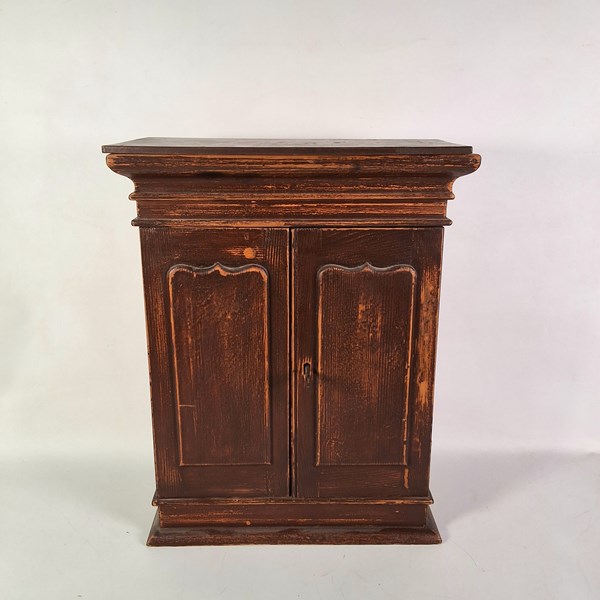 Lot 1320 - APPRENTICE WARDROBE