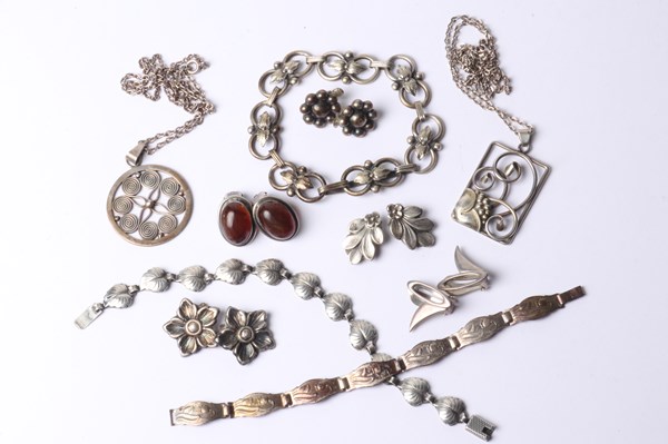 Lot 1048 - JEWELLERY