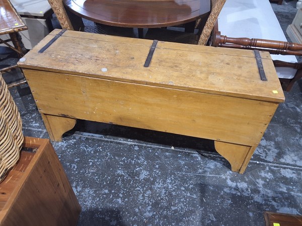 Lot 255 - BLANKET BOX