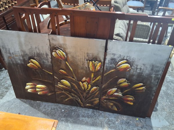 Lot 195 - WALL DECOR