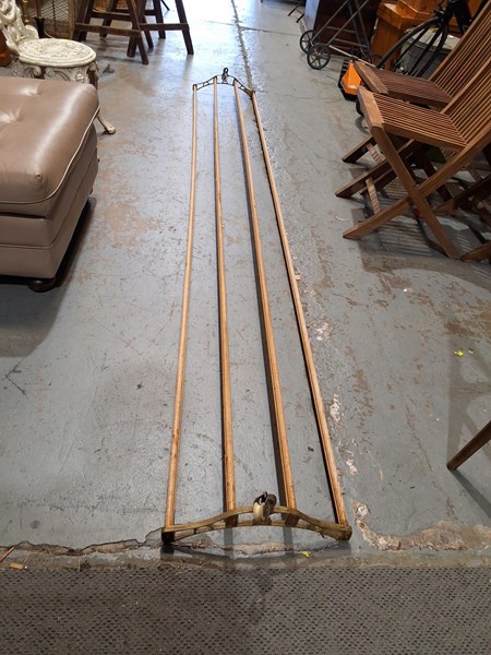 Lot 328 - LAUNDRY HANGER