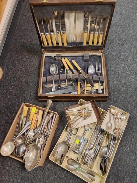 Lot 1210 - CUTLERY CANTEEN