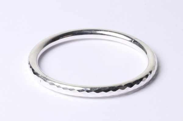 Lot 1035 - SILVER BANGLE