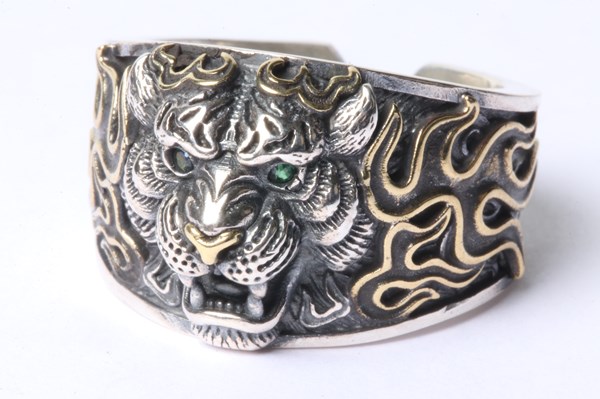 Lot 1026 - TIGER RING