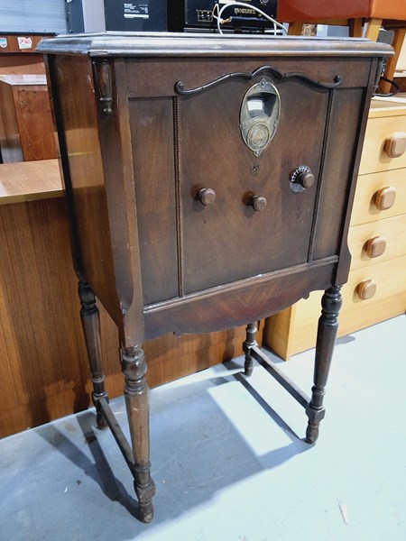 Lot 221 - CABINET RADIO